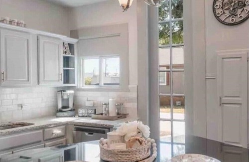 Government Hill House | AAV Home Unit A-New!Adorable 2BR Near Fort Sam/Pearl/DT