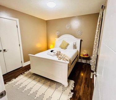 Northwest Edmonton House | AB5bed Spacious 5BR Home garage parking/sleeps16/Wifi