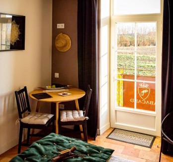 Roquemaure Bed & Breakfast | Abacard Home Chambre d'Hôtes adult only