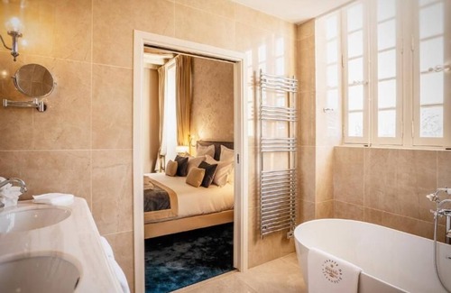 Les Sorinieres Hotel | Abbaye de Villeneuve