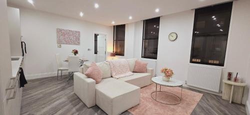 Reading City Centre Apartment | Abbey Corner by Nivaas 2-Located in the heart of the city centre-5 minute walk to train station-20 minutes to London via train