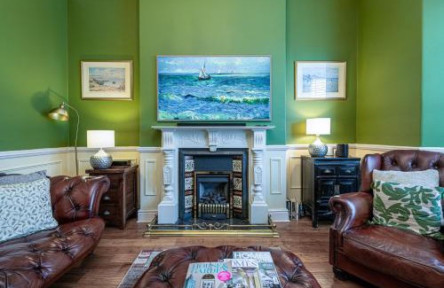 Llandudno House | Abbey Lodge, Llandudno - Period Townhouse, 5 bedrooms & bathrooms, with Hot Tub & Private Parking