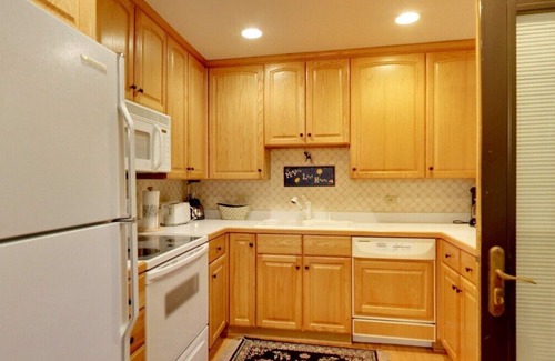 Fontana House | Abbey Spring Resort Home |North Shore Hideaway |Fireplace |Spacious Deck |Pools |Beach |Clubhouse