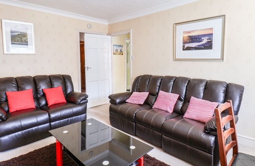 West Cliff Apartment | ABBEY VISTA, family friendly, country holiday cottage in Whitby
