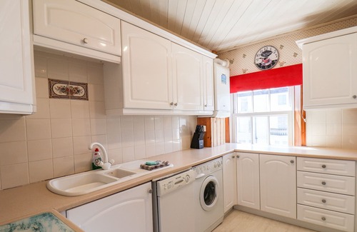 West Cliff Apartment | ABBEY VISTA, family friendly, country holiday cottage in Whitby