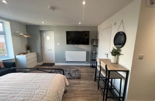 Cribbs Causeway Apartment | Abbotsbury 1 bed studio opposite UWE free parking