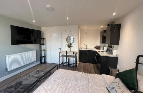 Cribbs Causeway Apartment | Abbotsbury 1 bed studio opposite UWE free parking