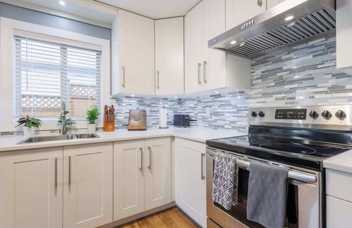 Townline Hill House | ~Abbotsford 2BR Home: Relaxing, Stylish & Homey