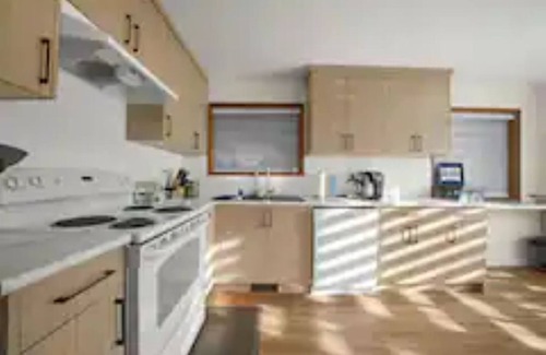 Lower Sumas Mountain Cottage | Abbotsford Valley View-5 Bedroom Oasis