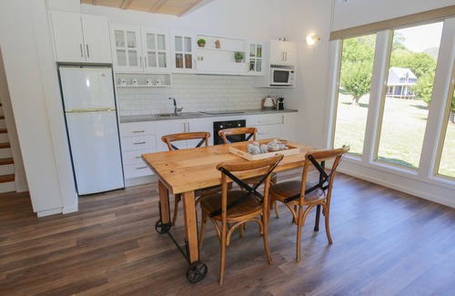 Wandiligong Cottage | Abby's Cottage - Bright