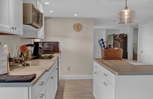 Minot Apartment | ABC - Apartment By the Sea