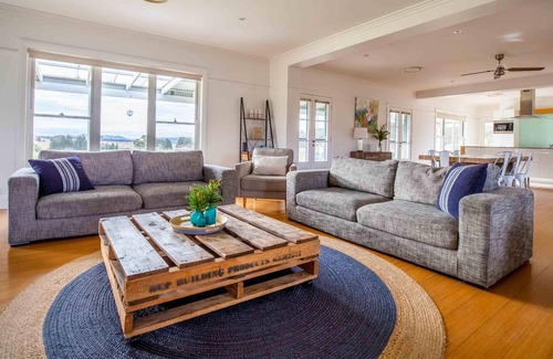 Erudgere House | Abingdon House - Luxurious four bedroom, three bathroom contemporary house with spectacular views.