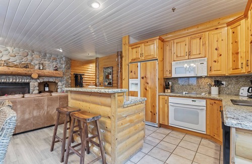 Deer Valley Condo | Abode at Black Bear #252 | Family Friendly Mountain Getaway, Steps to Skiing!