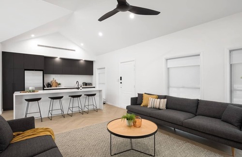 Mount Gambier House | Abode - Luxury Accommodation Central Mount Gambier - Free wifi - Park Views