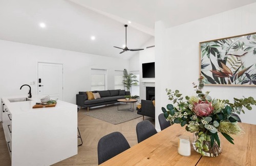 Mount Gambier House | Abode - Luxury Accommodation Central Mount Gambier - Free wifi - Park Views