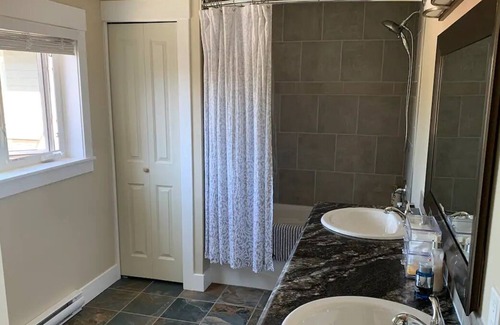 Malahat House | Above It All 1 Bedroom Suite