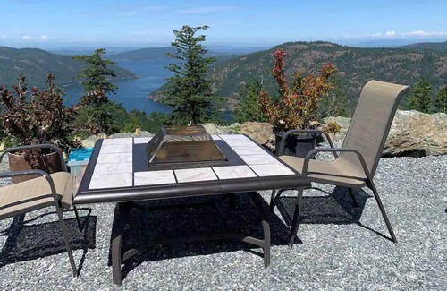 Malahat House | Above It All 1 Bedroom Suite