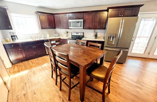 Jamestown Cottage | Above J’town Marina, LCKY. boat parking. 3 full baths. pool table. pet friendly.