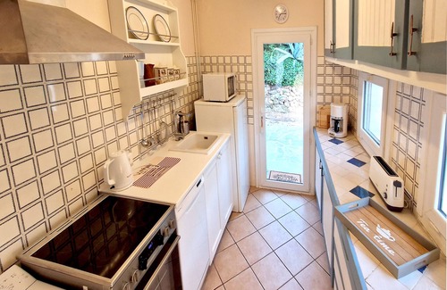 Laroque-des-Alberes Apartment | Above the vineyards on the forest slope: cozy apartment with a dream view