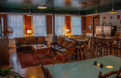 Brownsville Apartment | Above wine shop! Near OSU/UO! Walk to Park/River, Tiered $ for 2-12 & 3 King