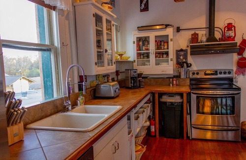Brownsville Apartment | Above wine shop! Near OSU/UO! Walk to Park/River, Tiered $ for 2-12 & 3 King