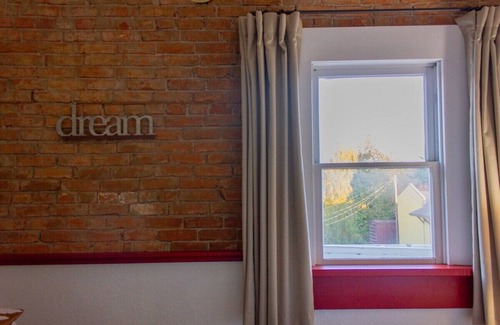 Brownsville Apartment | Above wine shop! Near OSU/UO! Walk to Park/River, Tiered $ for 2-12 & 3 King