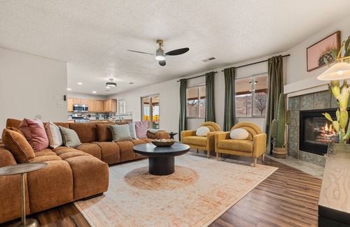 Paradise Hills Civic House | ABQ Oasis! Pool and Hot Tub OPEN ALL YEAR!, Game Room, Golf, Great for Reunions!