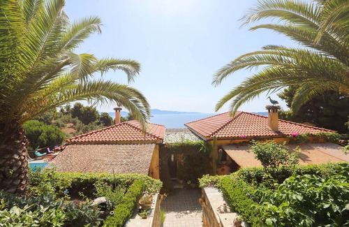 Achladies Apartment | Absolute vacation apartment near the sea"Nest"in the Villa Stratos majestic view