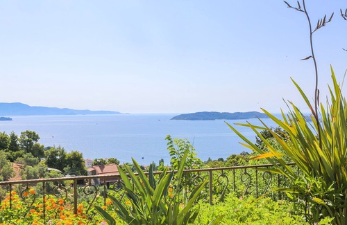 Achladies Apartment | Absolute vacation apartment near the sea"Nest"in the Villa Stratos majestic view