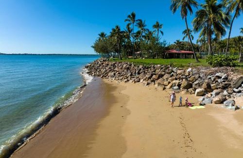 Blacks Beach Apartment | ABSOLUTE BEACH FRONT MACKAY - Blue Pacific