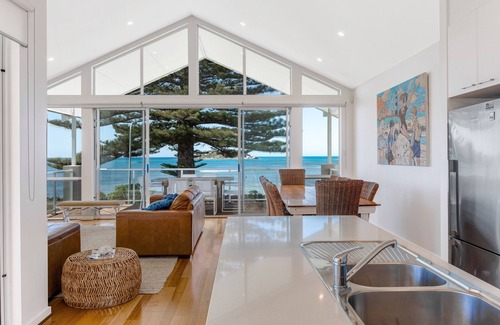 Encounter Bay House | Absolute beachfront accommodation, perfect for families and large groups.