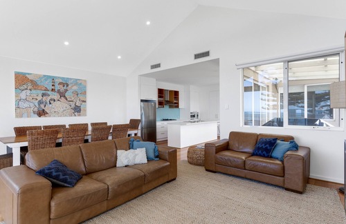 Encounter Bay House | Absolute beachfront accommodation, perfect for families and large groups.