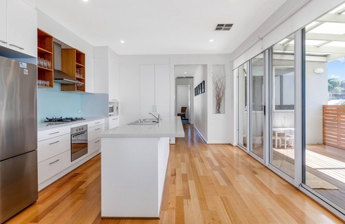 Encounter Bay House | Absolute beachfront accommodation, perfect for families and large groups.