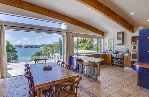 Oneroa Villa | Absolute Beachfront Oneroa