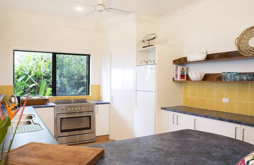 Newell House | ABSOLUTE BEACHFRONT BLISS @ NEWELL BEACH- 10 METRES TO THE OCEAN