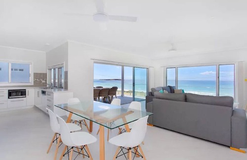 Warilla Apartment | Absolute Beachfront Holiday Apartment w Panoramic Ocean Views