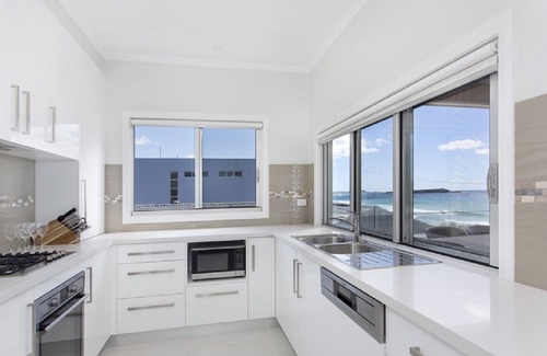 Warilla Apartment | Absolute Beachfront Holiday Apartment w Panoramic Ocean Views