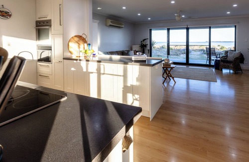 Melville House | ABSOLUTE BEACHFRONT - Smooth Sailing Yorke Peninsula