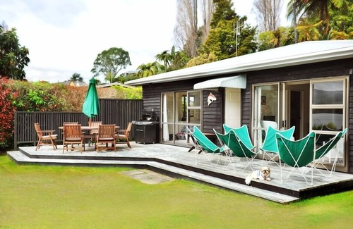 Lake Tarawera House | Absolute Lake edge, deep water jetty, sep chalet. Catch a trout off the Jetty.