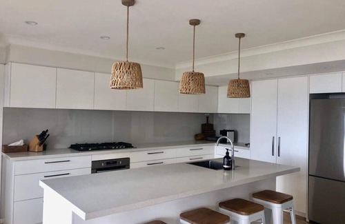 Killarney Vale House | Absolute lakefront and minutes to beach- families, couples and small groups