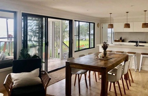 Killarney Vale House | Absolute lakefront and minutes to beach- families, couples and small groups
