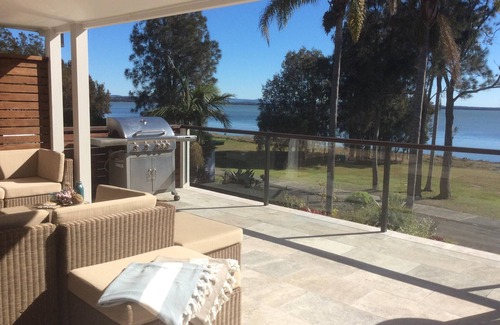 Killarney Vale House | Absolute lakefront and minutes to beach- families, couples and small groups
