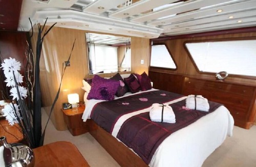 Canary Wharf Boat Rental | Absolute Pleasure Yacht