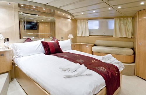 Canary Wharf Boat Rental | Absolute Pleasure Yacht