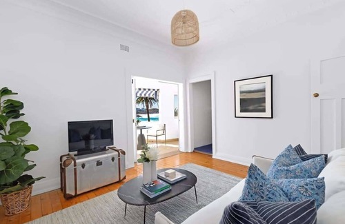 Bronte Apartment | Absolute Seafront Bronte