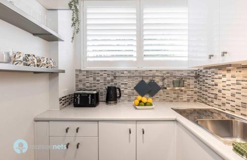 Elizabeth Bay Apartment | Absolute Waterfront Elizabeth Bay Views & Pool