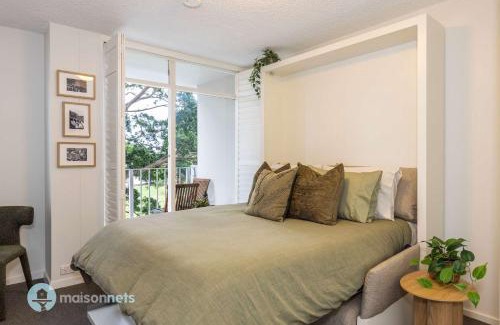 Elizabeth Bay Apartment | Absolute Waterfront Elizabeth Bay Views & Pool