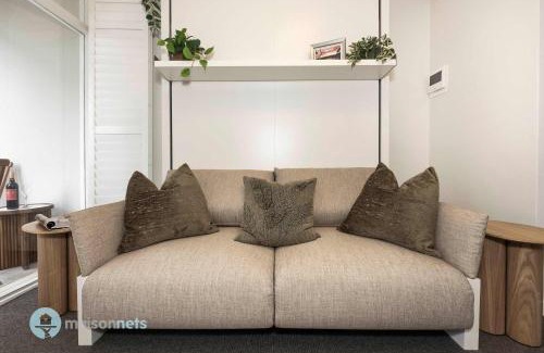Elizabeth Bay Apartment | Absolute Waterfront Elizabeth Bay Views & Pool