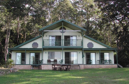 Longreach Villa | Absolute Waterfront - Grevillea and Banksia Lodges (Villas) at Shoalhaven Lodge
