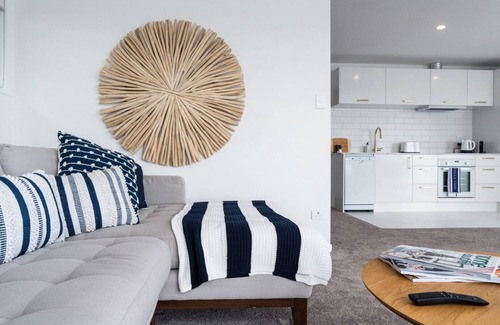 Tauranga Apartment | Absolute waterfront - modern, spacious apartment with stunning waterfront views